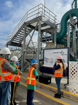 Miembros del club PVP 4-H durante su recorrido por las instalaciones del West Basin Municipal Water District's Edward C. Little Water Recycling en El Segundo, en diciembre del 2022