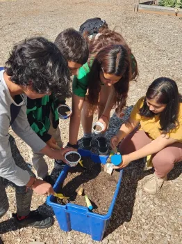 Los niños aprenden sobre compostaje.