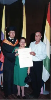 Jairo Díaz con sus padres José y Amparo al momento de recibir el diploma por haber terminado su licenciatura en 1997.