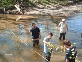Estudiantes de ingeniería de la Universidad Estatal de Mississippi adquiriendo experiencia práctica en la medición de caudales