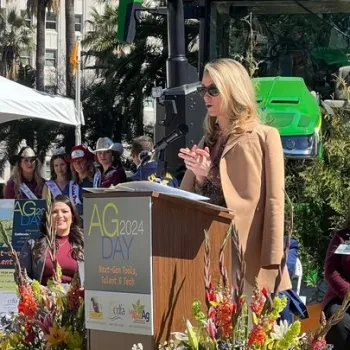 La primera dama de California, Jennifer Siebel Newsom, reafirmó el compromiso, orgullo y optimismo en el desarrollo de la industria agrícola.