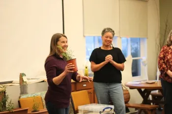 Los estudiantes presentan un proyecto final a sus cohortes e instructores para mostrar lo que aprendieron y cómo, como naturalistas certificados pueden lograr la participación de la comunidad.