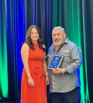 Ricardo Vela, gerente de Noticias y Alcance Informativo en español (NOS) de UC ANR, recibió el prestigioso premio