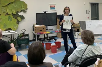 Diane Hernández, maestra jardinera de UC del condado de El Dorado, imparte una lección en MORE sobre las partes de las plantas. Photo by Tracy Celio