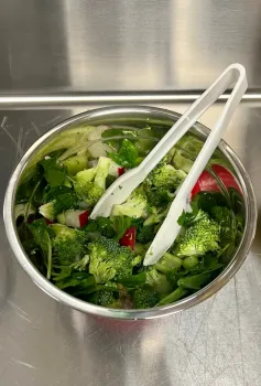 Además de preparar esta ensalada con “partes de plantas”, los participantes aprendieron sobre los diferentes componentes comestible de las plantas. Fotografía de Cailin McLaughlin