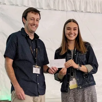 Doctoral candidate Alison Blundell receiving her prize from SON awards chairman Nathaniel Schroeder of the University of Illinois, Urbana-Champaign. (Photo courtesy of SON)