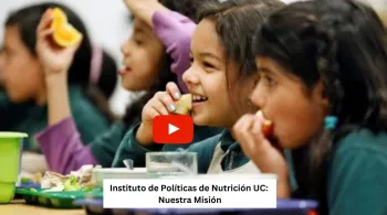 Imagen de una niña comiendo una manzana con una etiqueta en la imagen que lee “Instituto de Políticas de Nutrición UC: Nuestra Misión”
