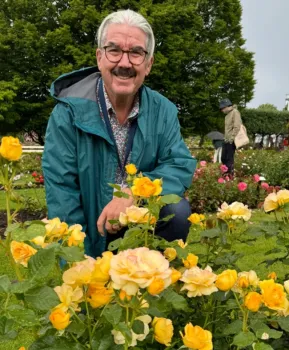 Rose Breeder Tom Carruth and his Julia Child Rose (2004) Image:Martin Stott