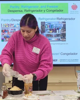 Nutrition educator Judith demonstrating a recipe 