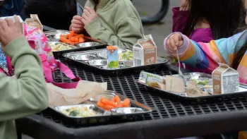 Students at Niles Elementary eating lunch off reusables March 2024.