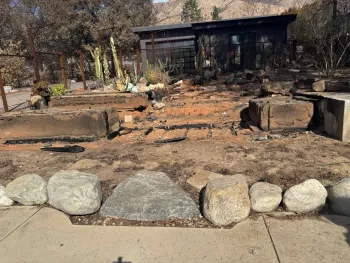 Exterior de una casa después de los incendios en LA