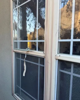 ventana de una casa después del incendios