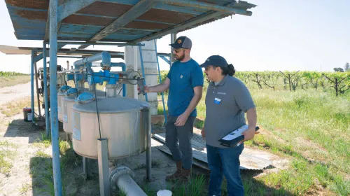 UC SFN Community Education Specialist performs outreach at a farm in Fresno County