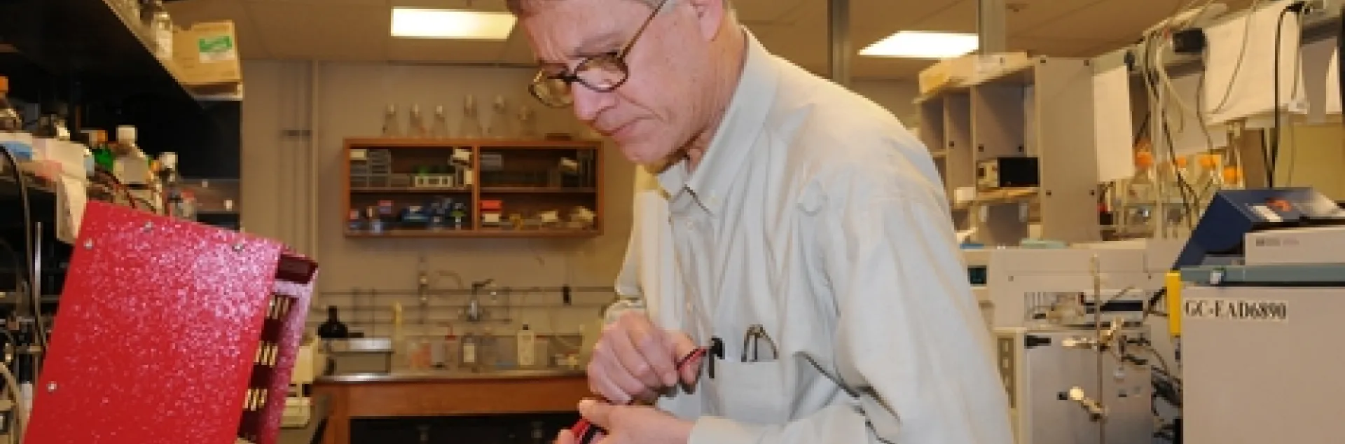 CHEMICAL ECOLOGIST Walter Leal works in his lab in the Department of Entomology, University of California, Davis. (Photo by Kathy Keatley Garvey)