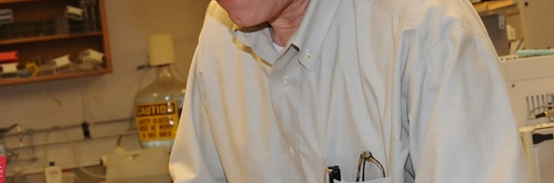 CHEMICAL ECOLOGIST Walter Leal working in his UC Davis lab. His lab revealed the secret mode of the insect repellent DEET in groundbreaking research published in 2008.(Photo by Kathy Keatley Garvey)