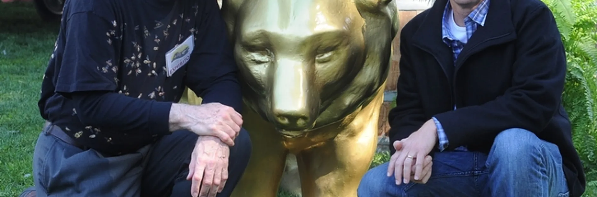 Extension apiculturist Eric Mussen (left) of UC Davis with California State Beekeepers' Association president Bryan Ashurst of Westmorland. (Photo by Kathy Keatley Garvey)