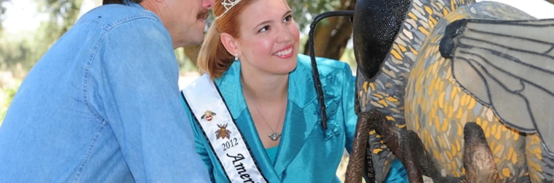 Beekeeper Brian Fishback shows Alyssa Fine the bee sculpture in the Haagen-Dazs Honey Bee Haven at UC Davis. (Photo by Kathy Keatley Garvey)