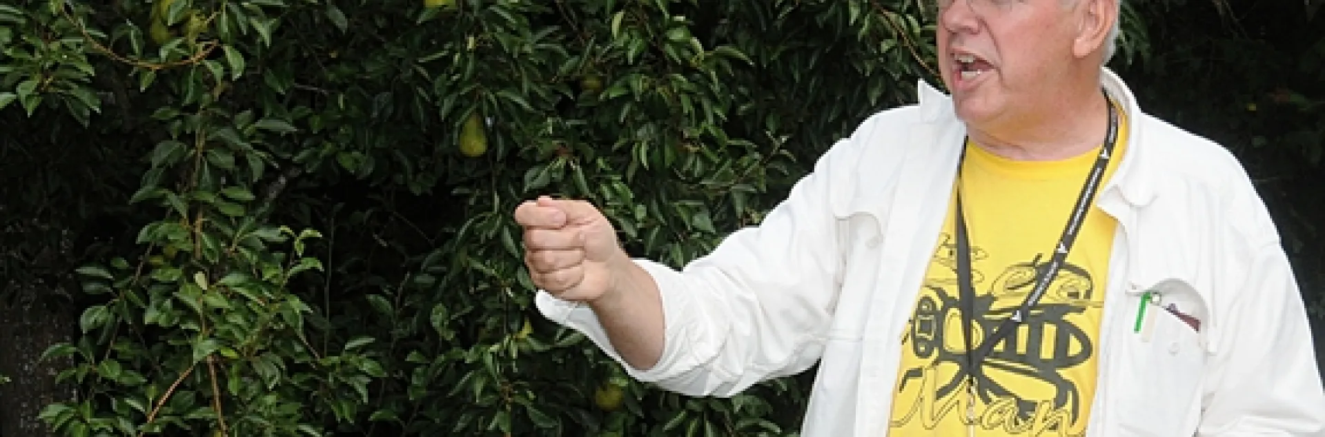 Apiculturist Dewey Caron at a Western Apicultural Society meeting. (Photo by Kathy Keatley Garvey)