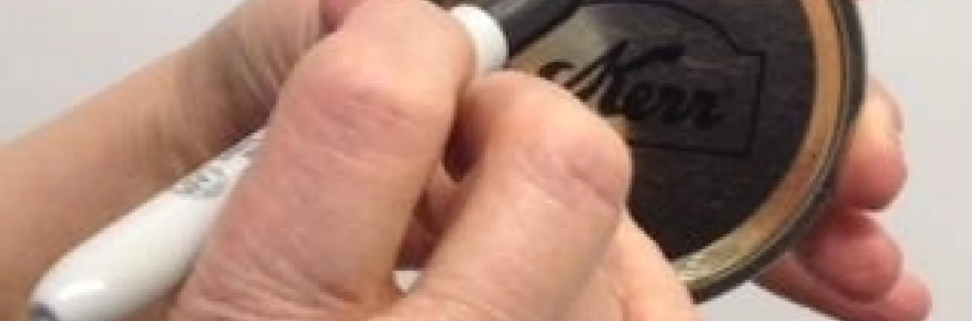 Marcar las tapaderas una vez que las ha usado, es una forma fácil de mantenerlas separadas de las nuevas. (Fotografía: Programa Maestro para Conservar Alimentos de UC)