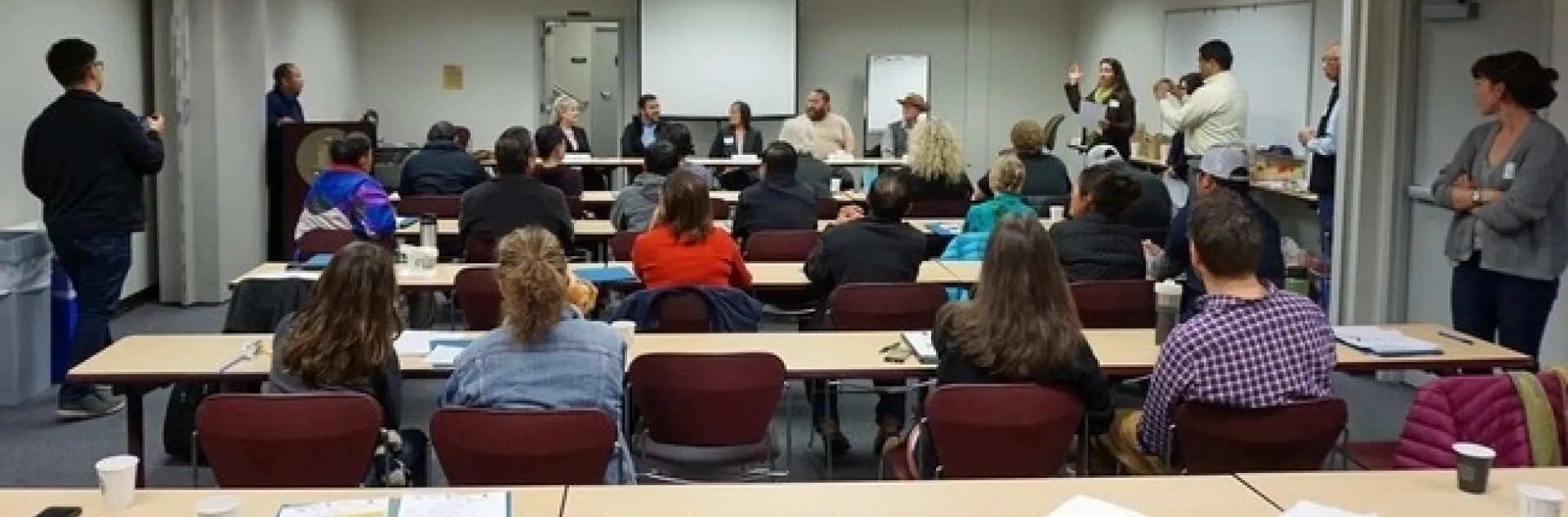 Granjeros a pequeña escala se reúnen en la oficina condal de UCCE para saber de oportunidades que existen de negocios de valor agregado.