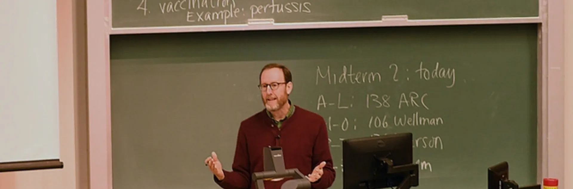 UC Davis Professor Jay Rosenheim teaching a class in the Lab Sciences Building. (Photo by Kathy Keatley Garvey)