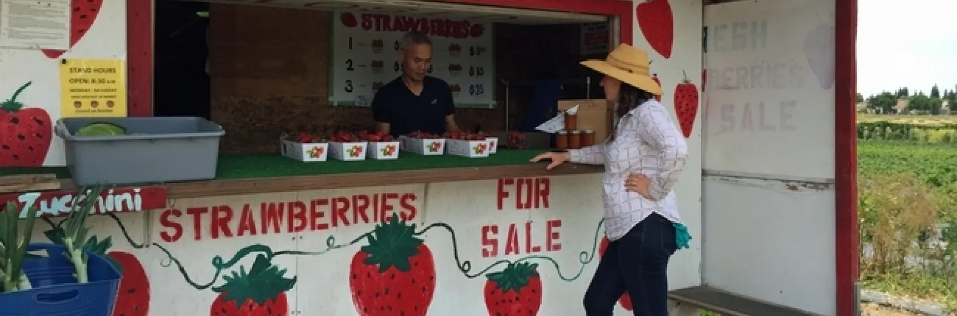 Nathan Punh (izquierda), habla con la asesora de UCCE, Margaret Lloyd, quien trabaja con cerca de 60 granjas Mien en el área de Sacramento.