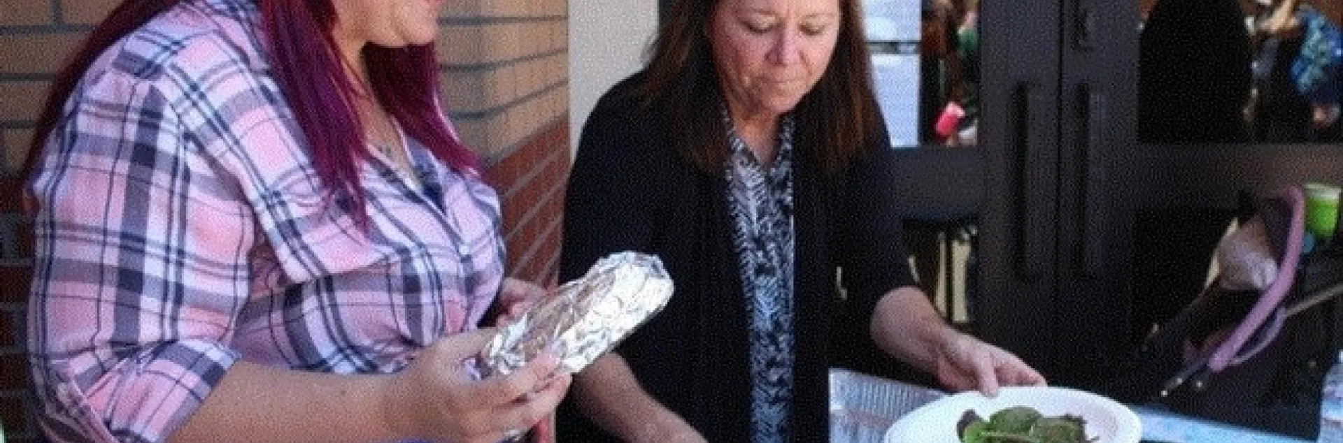 Primer (izquierda) con la supervisora de cocina, Shannon Cox, en el inicio de su Programa de Comidas de Verano. Fotografía: Andrea Keisler