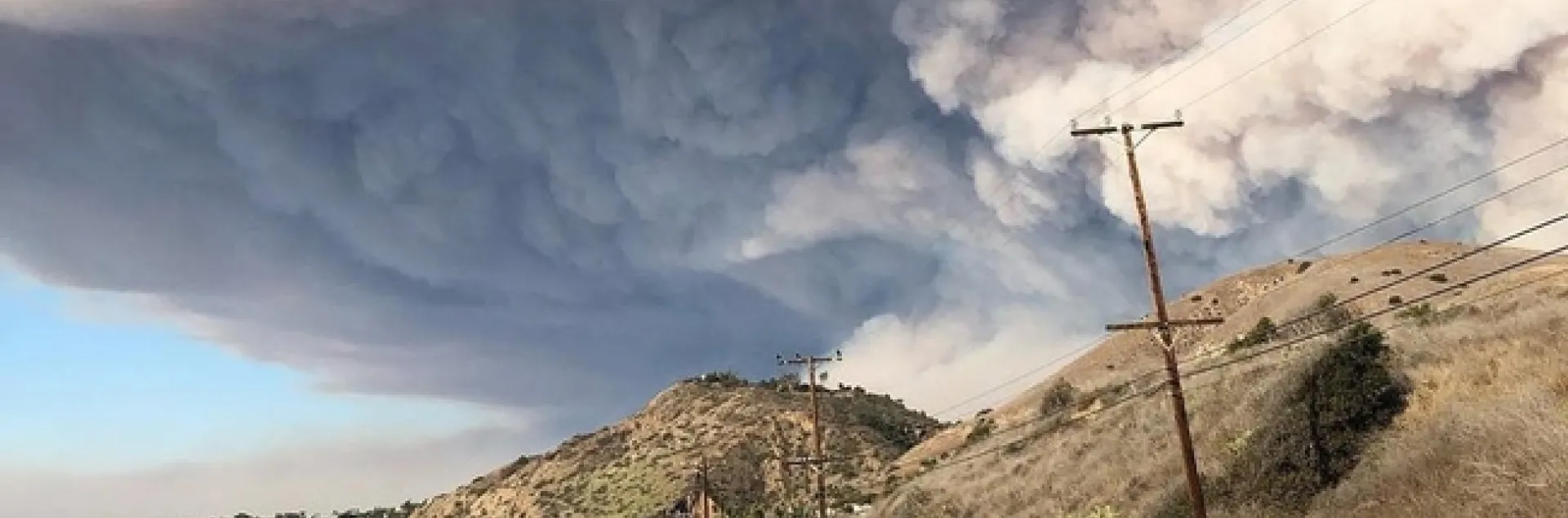 Traffic is backed up on Pacific Coast Highway as residents evacuate Malibu as a smoke plume from the Woolsey Fire rises in the background. (Photo: Wikimedia Commons)