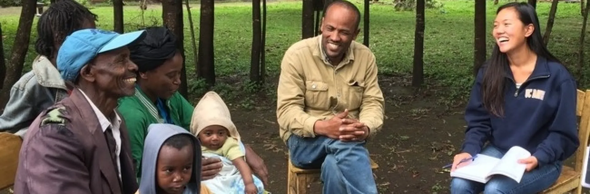 De derecha a izquierda, Lauren Howe de UC Davis y Tesfaye Kassa de SACE entrevistan a granjeros sobre cómo manejan actualmente los cultivos de camotes en sus granjas.