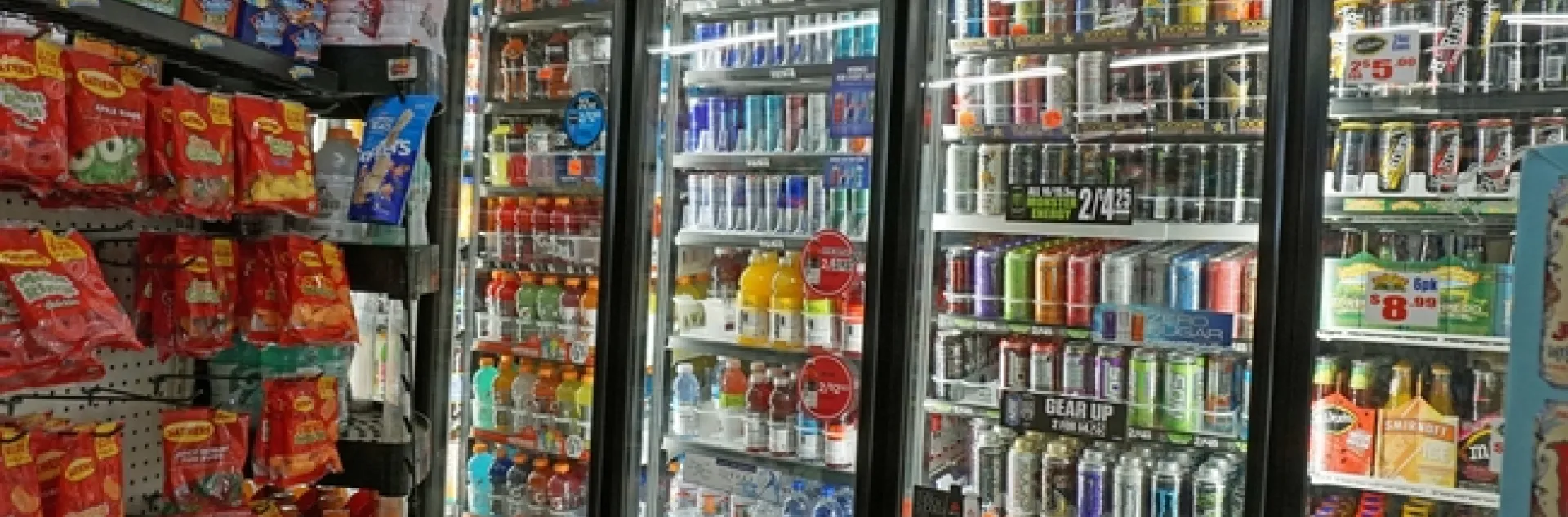 Hay muchos tipos de bebidas azucaradas disponibles en las tiendas de conveniencia y supermercados.