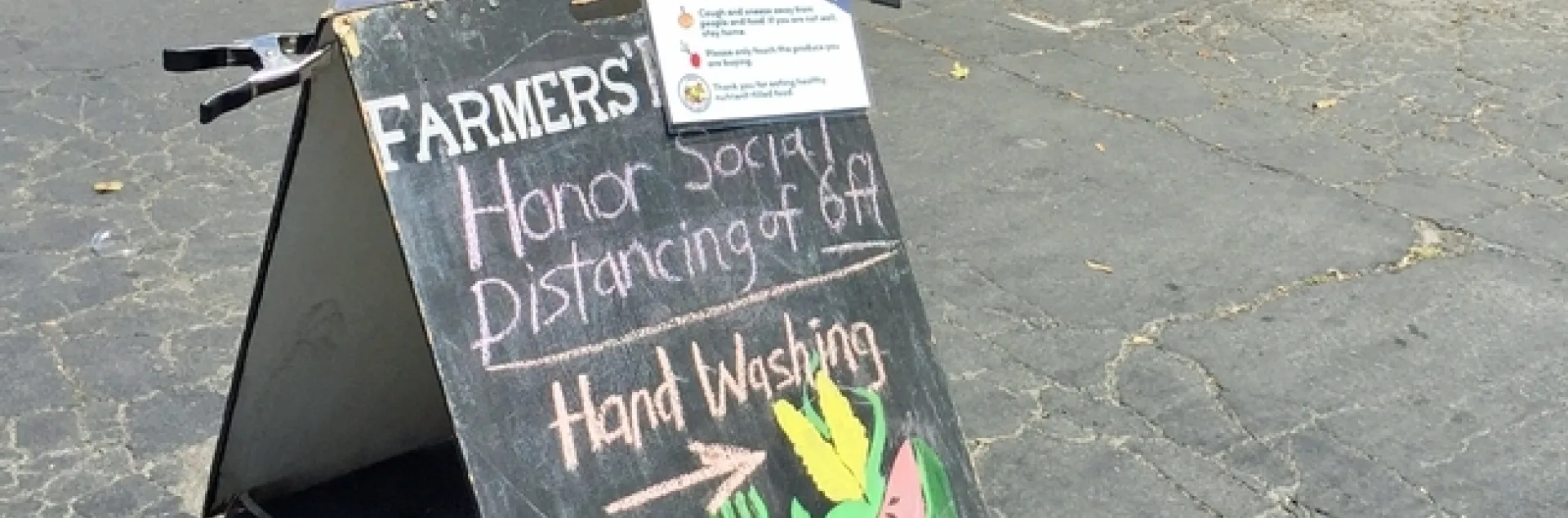 Los mercados de granjeros están probando nuevos enfoques para mantener a los vendedores y clientes seguros en los mercados de granjeros. (Fotografía: Pamela Kan-Rice)