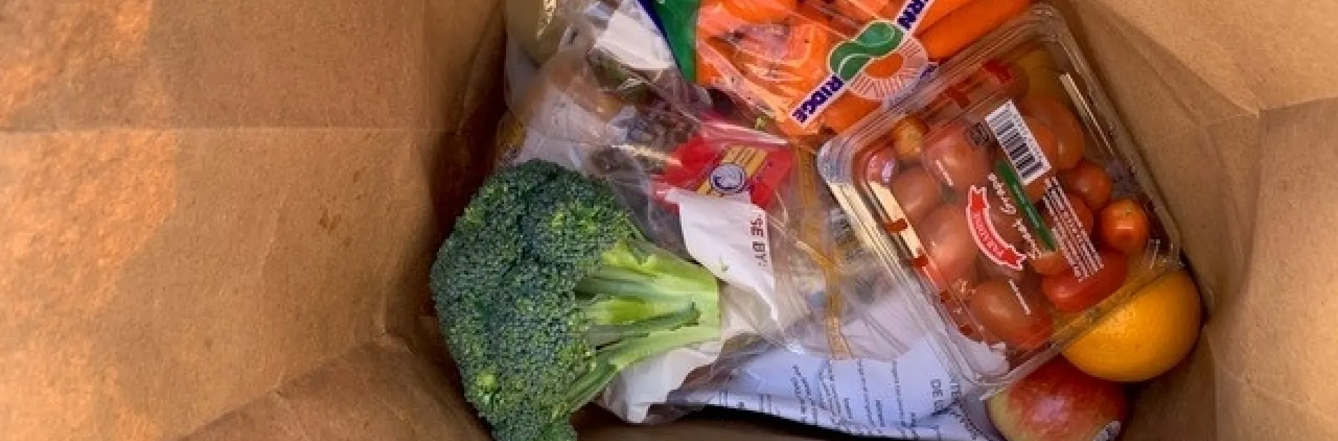 La distribución semanal de alimentos por El Distrito Escolar Unificado de North Monterey les permite ofrecer comidas nutritivas a sus estudiantes y jóvenes de sus comunidades durante el cierre de escuelas.