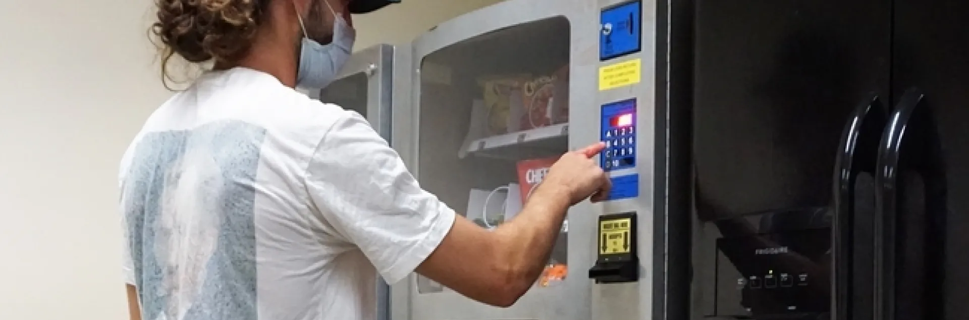 Las opciones saludables, el conteo y recordatorio sobre calorías ayuda a los consumidores a tomar buenas decisiones y con sentido cuando compran alimentos o bebidas de una máquina dispensadora.