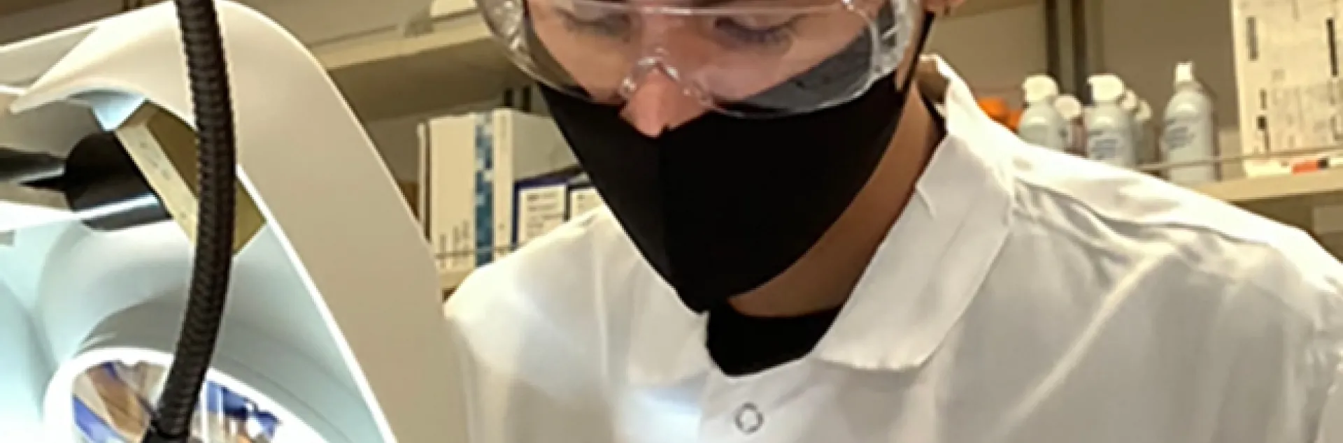 Biochemistry and molecular biology major Barry Nguyen doing research.