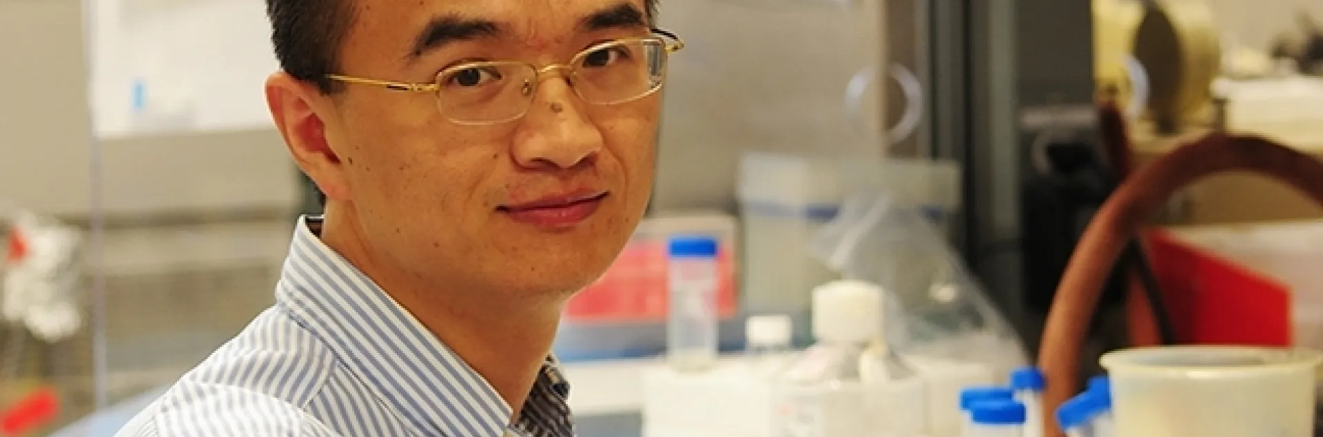 Hammock lab alumnus, Guodong Zhang, associate professor in the University of Massachusetts' Department of Food Science, is the recipient of the Foods 2021 Young Investigator Award. He is shown here in the Hammock lab. (Photo by Kathy Keatley Garvey)