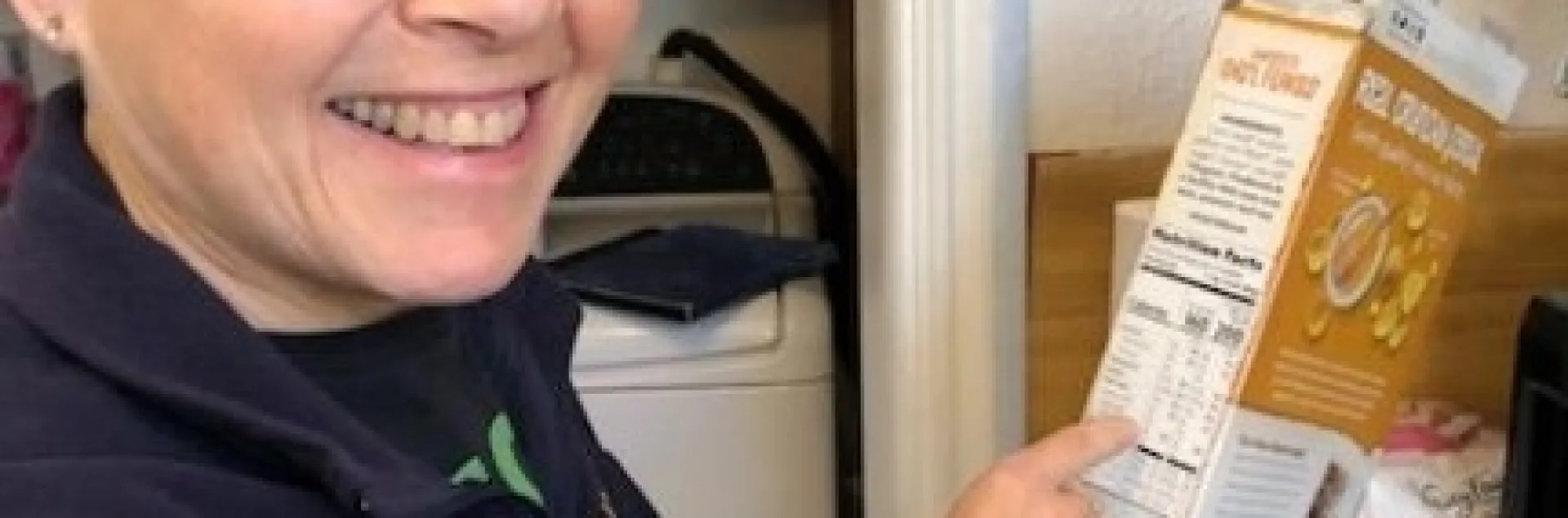 Una mujer muestra la etiqueta de un producto.