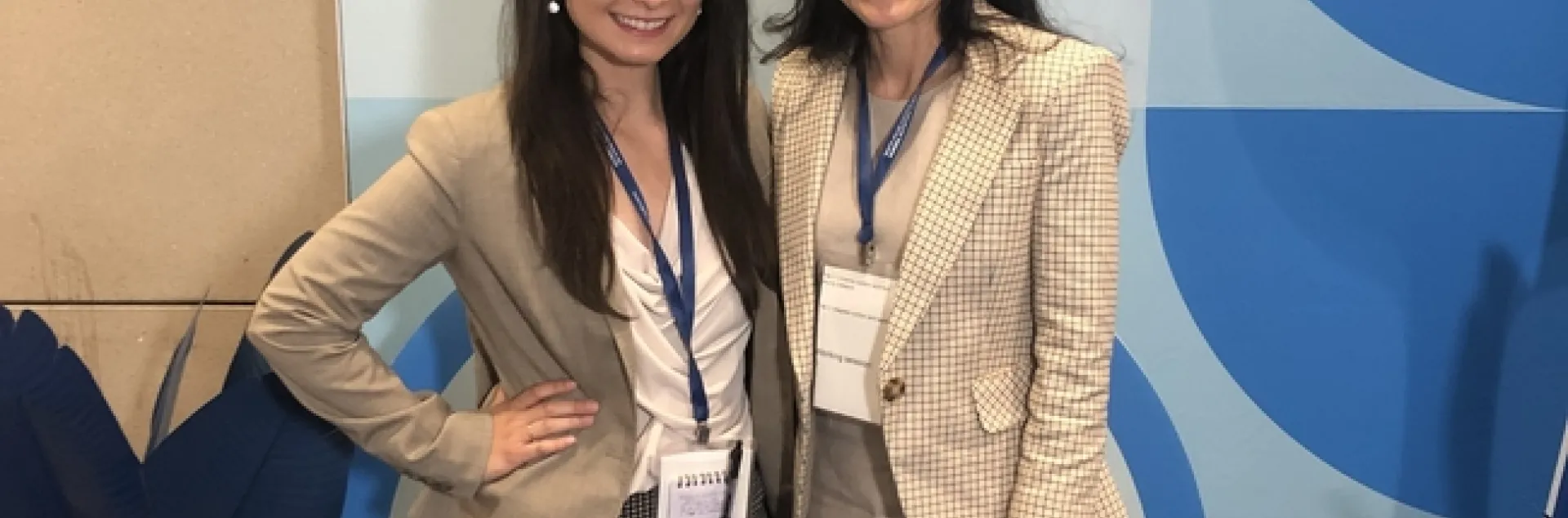 Suzanna Martínez, a la derecha, es investigadora afiliada del Instituto de Políticas de Nutrición, representa los esfuerzos de la UC, por reducir el hambre en el sistema universitario, junto a Jocelyn Villalobos, becaria del Centro de Necesidades Básicas de la UC Berkeley. Foto por cortesía de Suzanna Martinez