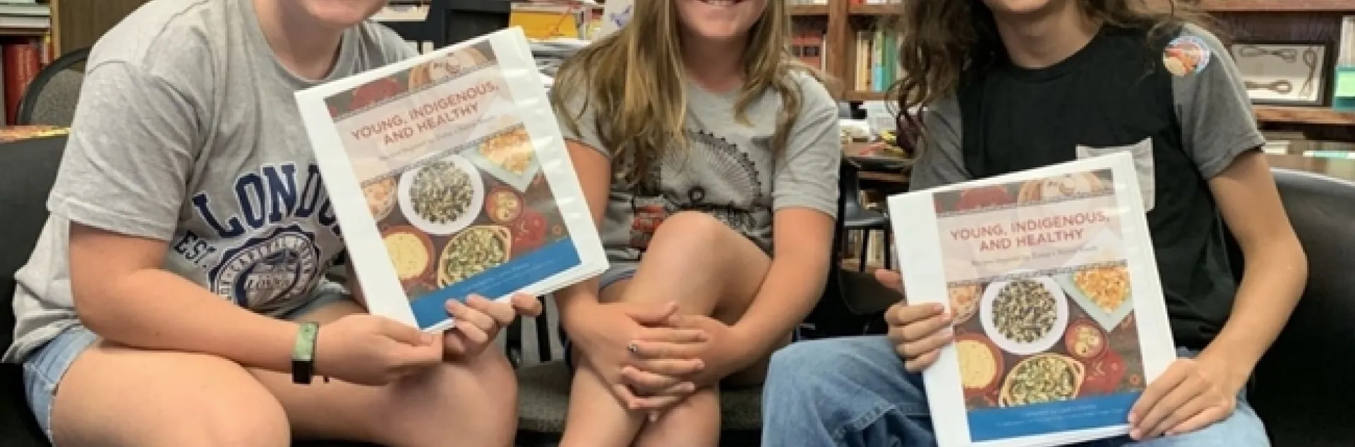 Además de obtener un entendimiento más profundo de las comidas indígenas y sus propiedades nutricionales, los jóvenes que terminaron el programa de verano obtuvieron un recetario de las comidas indígenas estadounidenses. Fotografía por Cailin McLallllughlin.