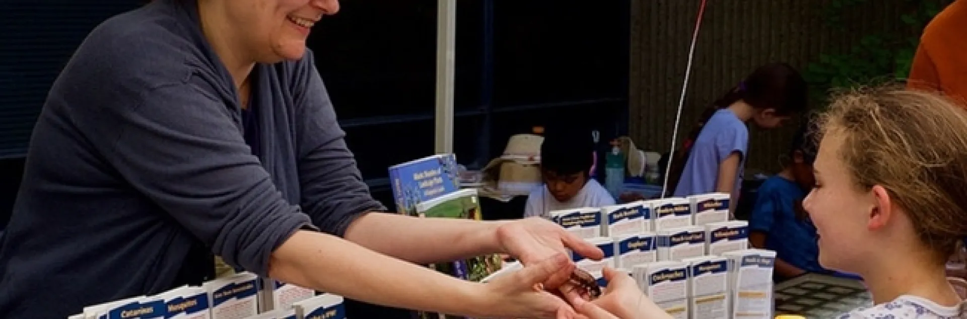 UC IPM staff Belinda Messenger-Sikes interacting with public. Photo credit: Chinh Lam.