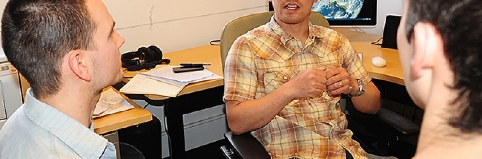Community ecologist Louie Yang, professor in the Department of Entomology and Nematology, chats with students. (Photo by Kathy Keatley Garvey)