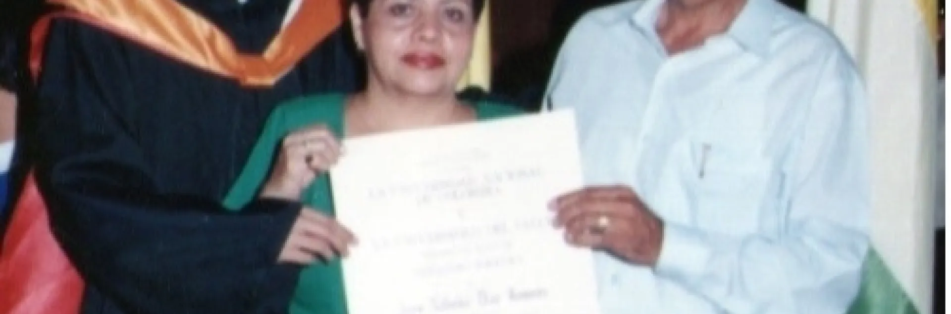 Jairo Díaz con sus padres José y Amparo al momento de recibir el diploma por haber terminado su licenciatura en 1997.