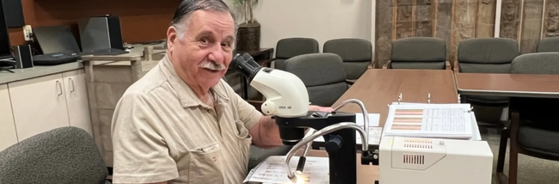 Richard Coviollo identifies male walnut scale insects at the UCCE Tulare County office