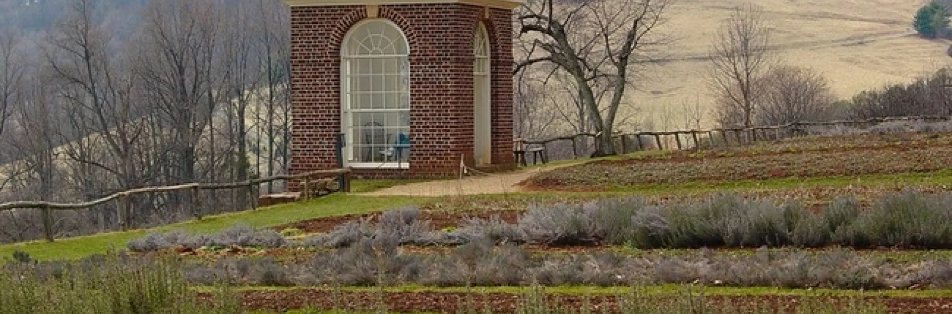 Gardens at Monticello [01] by SchuminWeb is licensed under CC BY-SA 2.0.