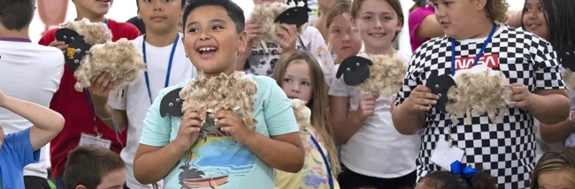 Mas de 80 niños de entre cinco y doce años, disfrutaron de un campamento de cuatro semanas durante el que exploraron una gran variedad de temas relacionados con la agricultura y recursos naturales.