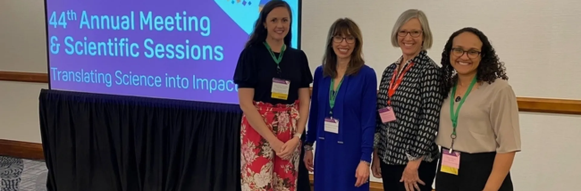 Suzanne Rauzon (segunda de izquierda a derecha) junto a los investigadores de salud comunitaria (de izquierda a derecha) Lexi MacMillan Uribe, Trina Robertson y Gabriela Buccini, durante la Reunión Anual de la Sociedad de Medicina Conductual que se llevó a cabo en abril del 2023. Fotografía cortesía de Suzanne Rauzon