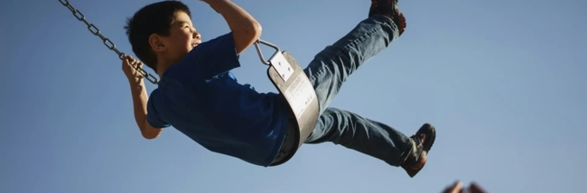 En un análisis de 153 primarias localizadas en áreas de bajos ingresos en California durante el año escolar 2021-22, solo un 56 por ciento de esas escuelas reportaron haber provisto a sus estudiantes con un receso de veinte minutos diariamente. Fotografía por Myles Tan en Unsplash.