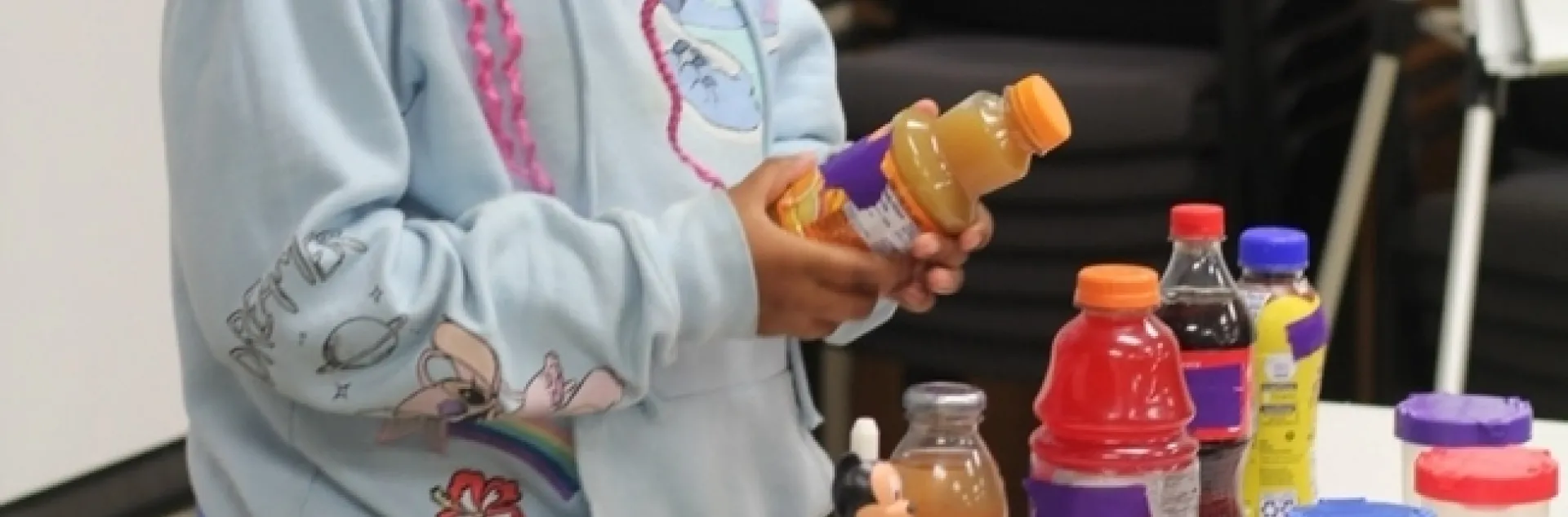 Niña revisa una etiquet de un jugo de naranja.