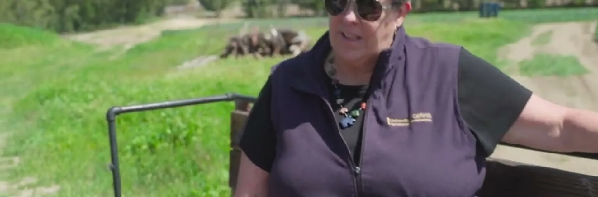 En la imagen, Glenda Humiston, vicepresidenta de la División de Agricultura y Recursos naturales de la Universidad de California (UC ANR), durant la filmación de 'Fresh Glass'.