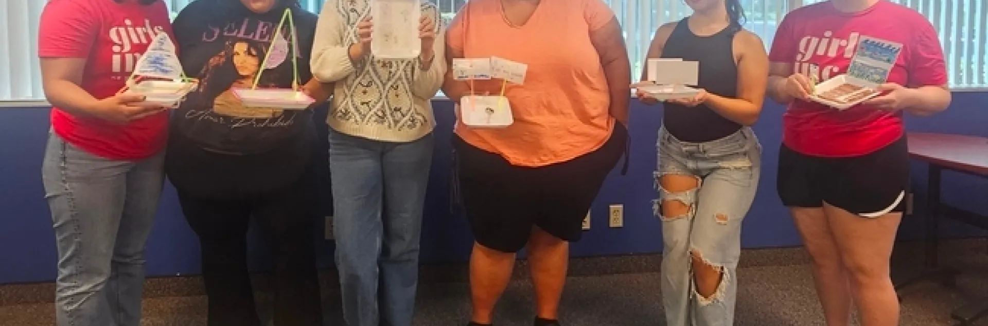 Seis mujeres posando en una fotografía.