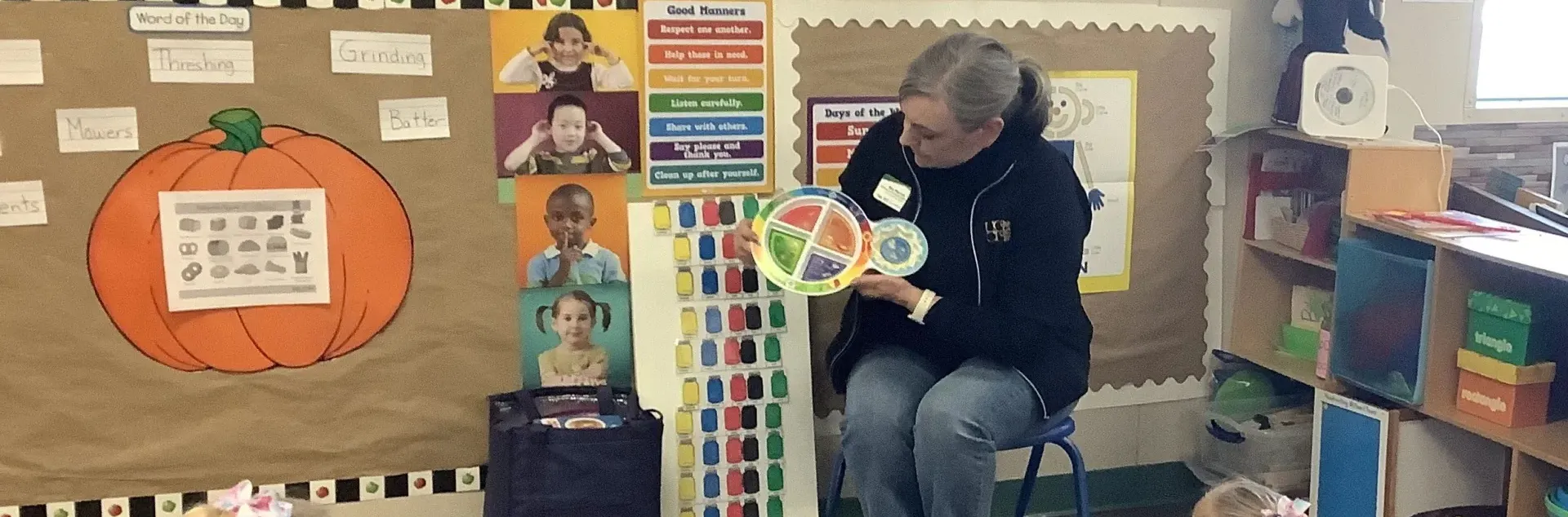 Educadora de nutrición explica MiPlato a estudiantes de prescolar.